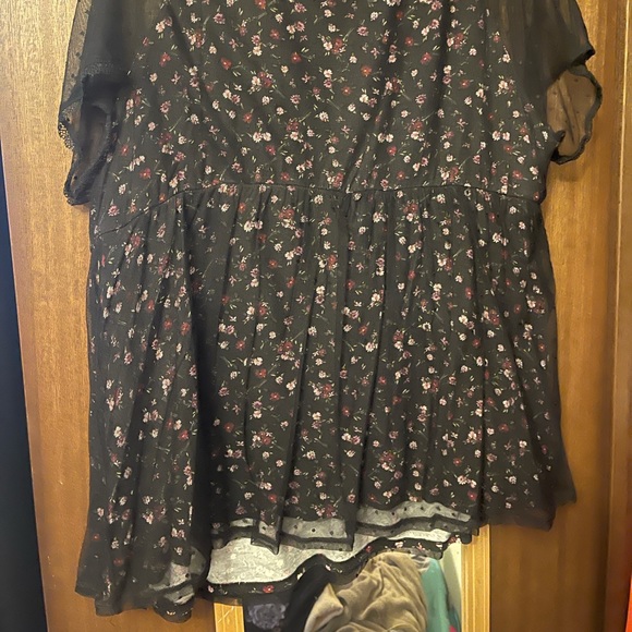 Torrid size 4 floral and mesh top - Picture 2 of 3